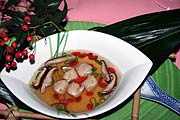 Hühnerbouillon mit chinesischen Gonseng, Shiitake Pilzen, Lauchzwiebeln und mit Garnelen gefüllte Won Tons (Foto: MartiN Schmitz)